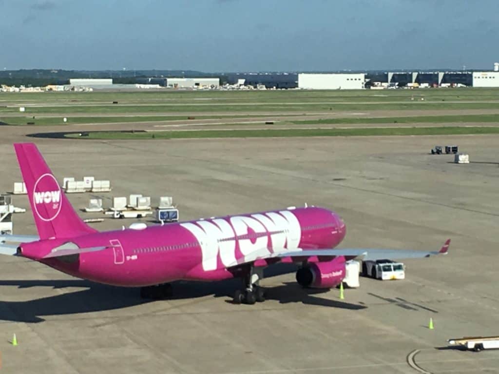 wow-air-tarmac-dfw